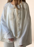 بيجامة حرير 3 قطع مزينة بالقيطات المرسوم على الصدر