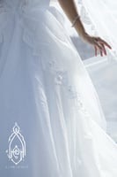 فستان عروسة أورغانزا وجبير مطرز