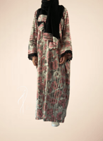 شرشف صلاة وردي سستة و الطرحة منفصلة .