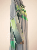 شرشف صلاة بمرد رمادي واخضر لف و الطرحة مثبتة