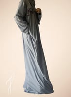 شرشف صلاة سستة ازرق على رمادي مزين بالكروشبه الفاخ...