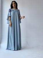 جلابية فاخرة اوف شولدر فراشات بارزة وكاب ازرق