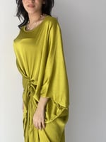 فستان حرير اخضر درابيه فري سايز يلبس بعدة طرق طوبي