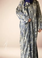 شرشف صلاة ورد ازرق سستة و الطرحة منفصلة .