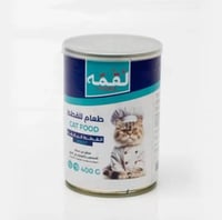 لقمه قطع من سمك السلمون والروبيان في المرق للقطط ا...