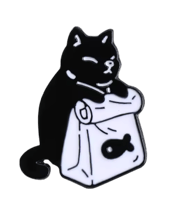 قطة سوداء تحمل سمكة