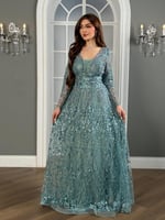 فستان سهرات بخيوط تركواز مرصع، يسرق كل الأنظار