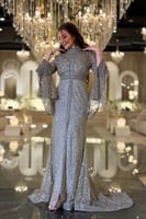 فستان سهرة تستحقّين فستانًا يلمع بقدرك هذا السيلفر...