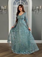 فستان سهرات بخيوط تركواز مرصع، يسرق كل الأنظار