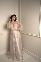 فستان سهرة شامبين مطرز بتصميم فاخر وأكمام تول منفو...