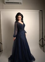 فستان سهرة كحلي مطرز بأناقة مع أكمام تول شفافة