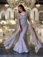 فستان سهرة طويل رمادي مطرّز بأكمام شفافة أنيقة