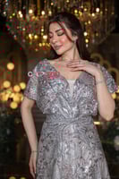 فستان سهرة 4215 فضي لامع مطرز بتصميم فاخر وأكمام ق...
