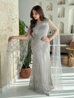 فستان سهرة فضي راقٍ بتطريز لامع وكاب شفاف