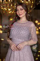 فستان سهرة وردي مطرز بخرز ناعم مع كاب شفاف قصير يض...