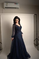 فستان سهرة كحلي مطرز بأناقة مع أكمام تول شفافة