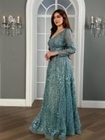 فستان سهرات بخيوط تركواز مرصع، يسرق كل الأنظار