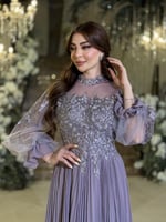 تألّقي كأميرة لافندر مع الليلكي مطرّز فضّيًا، أكما...