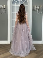 فستان الأنوثة الحالمة بلون اللافندر المضيء