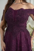 فستان سهرة برقندي دانتيل بلمعة رقيقة يقدّم مزيجًا...