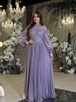 تألّقي كأميرة لافندر مع الليلكي مطرّز فضّيًا، أكما...