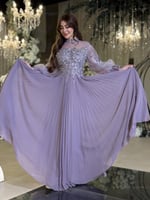 تألّقي كأميرة لافندر مع الليلكي مطرّز فضّيًا، أكما...