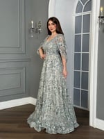 فستان سهرة فضي فخم بتطريز لامع وراقي.