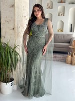 فستان سهرة زيتي فاخر بقصّة نحيفة وكاب شفاف يخطفك