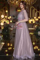 فستان سهرة وردي مطرز بخرز ناعم مع كاب شفاف قصير يض...