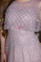 فستان سهرة وردي مطرز بخرز ناعم مع كاب شفاف قصير يض...