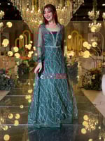 فستان سهرة 7247 أخضر داكن مطرّز بخطوط لامعة بقصّة...