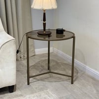 طاولة جانبية دائرية قاعدة حديد نحاسي وزجاج بني شفا...