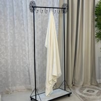 علاق ملابس اسود بقاعدة سيراميك كفرات