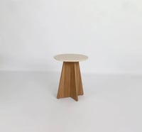 طاولة خدمة قاعدة بني سطح خشب بيج - بتصميم أنيق وعم...