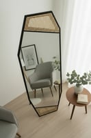مرآة أرضية كاملة بإطار معدني أسود مع تفاصيل راتان...