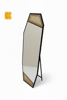 مرآة أرضية كاملة بإطار معدني أسود مع تفاصيل راتان...