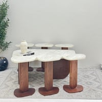 طقم طاولات 7 قطع سطح بديل حجر ملمس خشن قاعده خشب س...