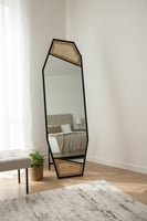 مرآة أرضية كاملة بإطار خشبي أسود مع تفاصيل راتان ق...