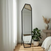 مرآة أرضية كاملة بإطار معدني أسود مع تفاصيل راتان...