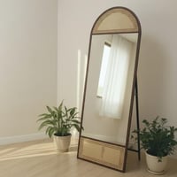 مرايا مودرن حديث بـ لون بني خشبي مع تفاصيل راتان ق...