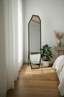 مرآة أرضية كاملة بإطار معدني أسود مع تفاصيل راتان...