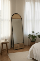 مرايا مودرن حديث بـ لون اسود خشبي مع تفاصيل راتان...