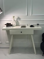 مدخل خشب أبيض مع درج