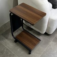 طاولة خدمة مفرد بكفرات خشب بني