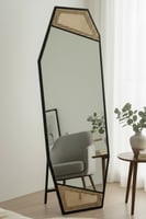 مرآة أرضية كاملة بإطار معدني أسود مع تفاصيل راتان...