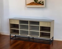 دولاب بوفية خشب لون بيج بسطح زجاج