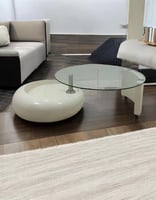 طاولة تقديم ضيافة لون بيج بسطح زجاج شفاف