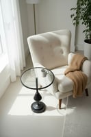 طاولة جانبية دائرية مودرن بقاعدة معدنية سوداء