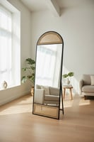 مرايا مودرن حديث بـ لون اسود خشبي مع تفاصيل راتان...