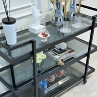 عربية تقديم 3 دور زجاج اسود